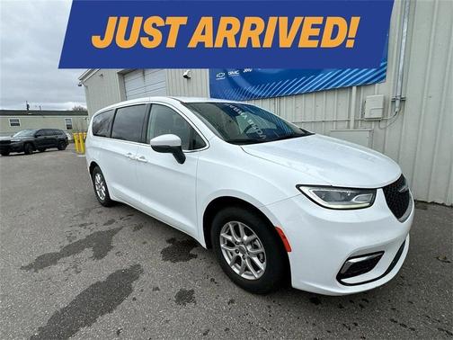 2023 Chrysler Pacifica Touring-L