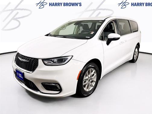 White 2023 Chrysler Pacifica Touring-L