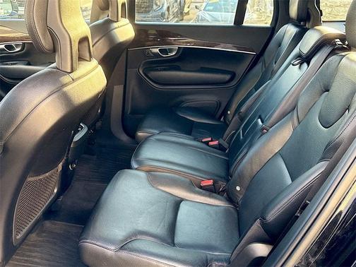 2016 Volvo XC90 T6 Momentum