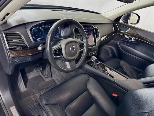 2016 Volvo XC90 T6 Momentum