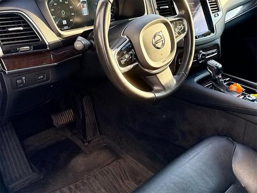 2016 Volvo XC90 T6 Momentum