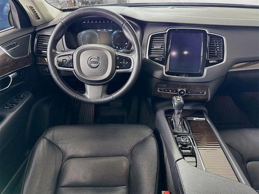 2016 Volvo XC90 T6 Momentum