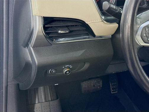 Silver Sage Metallic 2022 Chevrolet Traverse LT Leather