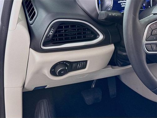 2024 Chrysler Pacifica Touring-L