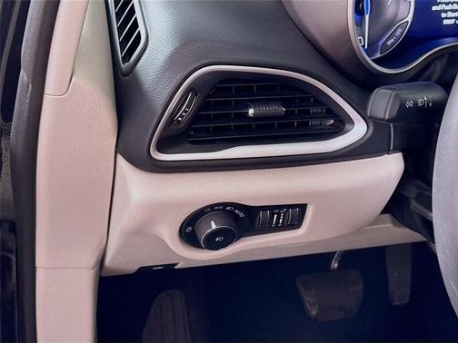 2023 Chrysler Pacifica Touring-L