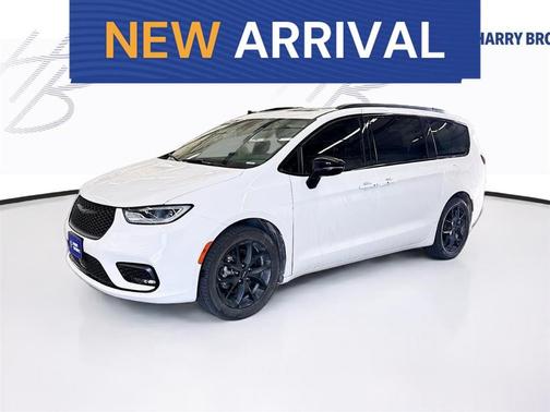 White 2025 Chrysler Pacifica Limited