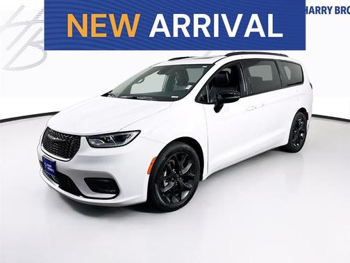 White 2025 Chrysler Pacifica Limited