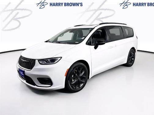 White 2025 Chrysler Pacifica Limited