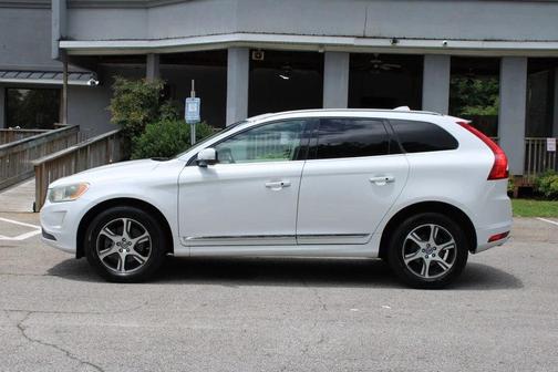Crystal White Pearl 2015 Volvo XC60 T6 Platinum