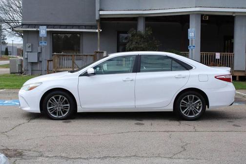 Blizzard Pearl 2016 Toyota Camry SE