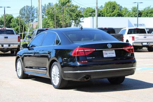 Black Uni 2016 Volkswagen Passat 1.8T SE w/Technology