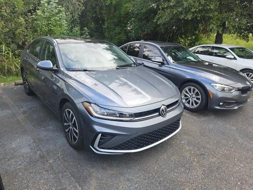 Platinum Gray Metallic 2025 Volkswagen Jetta 1.5T SE