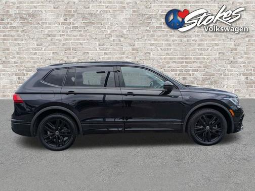 Deep Black Pearl Effect 2022 Volkswagen Tiguan 2.0T SE R-Line Black