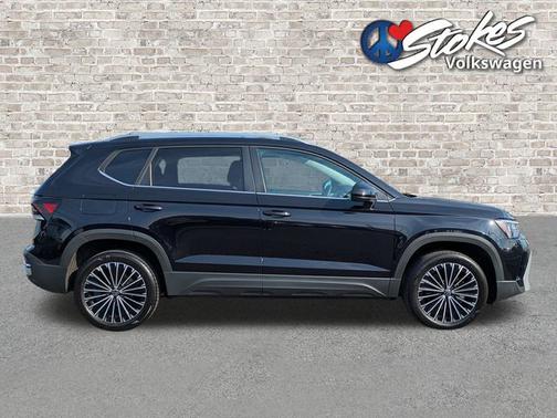 Deep Black Pearl Effect 2025 Volkswagen Taos 1.5T SE