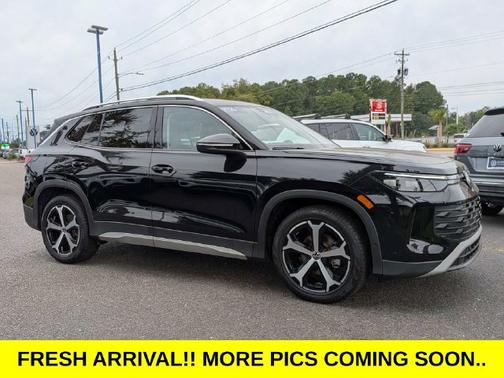 Deep Black Pearl Effect 2025 Volkswagen Tiguan 2.0T SE