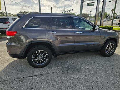 Granite Crystal Metallic Clearcoat 2017 Jeep Grand Cherokee Limited