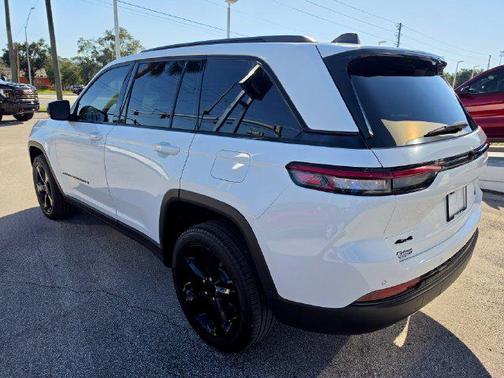 Bright White Clearcoat 2024 Jeep Grand Cherokee Limited