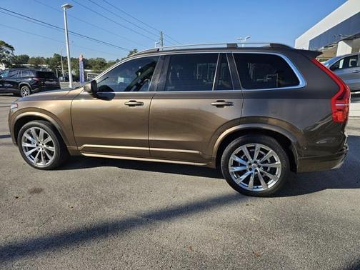 2017 Volvo XC90 T6 Momentum