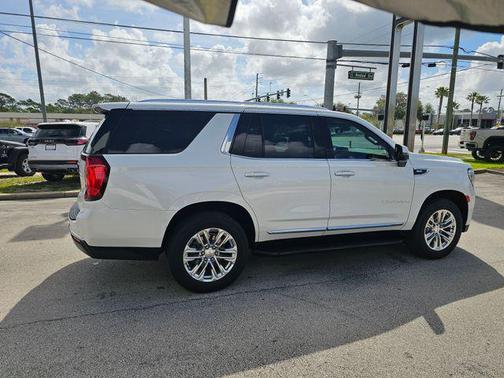 White Frost Tricoat 2021 GMC Yukon SLT