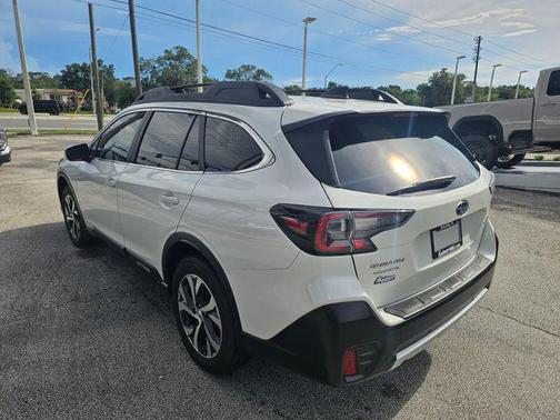 Crystal White Pearl 2022 Subaru Outback Limited