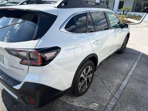 Crystal White Pearl 2022 Subaru Outback Limited