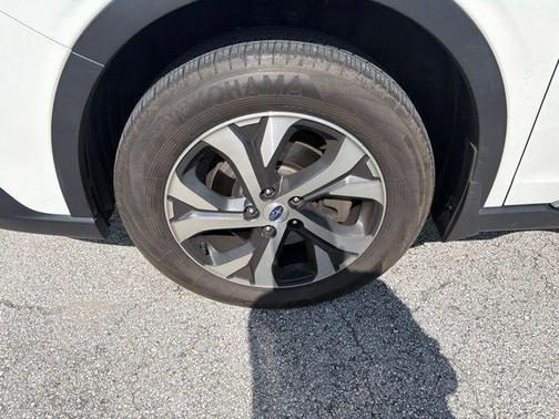 Crystal White Pearl 2022 Subaru Outback Limited