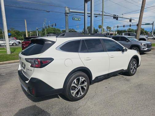 Crystal White Pearl 2022 Subaru Outback Limited
