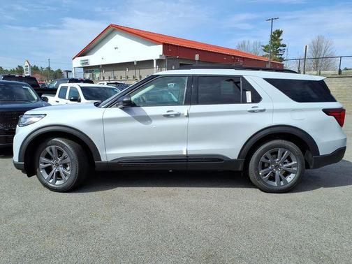 Space White Metallic 2026 Ford Explorer Active