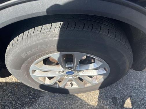 Agate Black Metallic 2022 Ford Escape SE