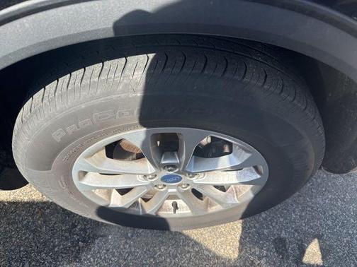 Agate Black Metallic 2022 Ford Escape SE