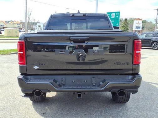 Diamond Black Crystal Pearlcoat 2025 RAM 1500 Limited