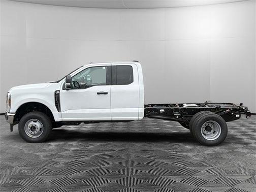 Oxford White 2026 Ford F-350 XLT