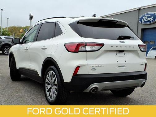 Star White Metallic Tri-Coat 2022 Ford Escape Titanium