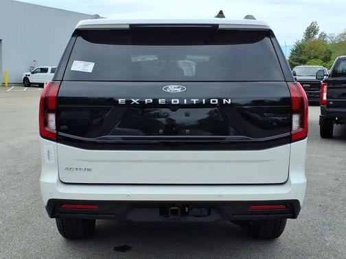 Star White Metallic Tri-Coat 2026 Ford Expedition Active