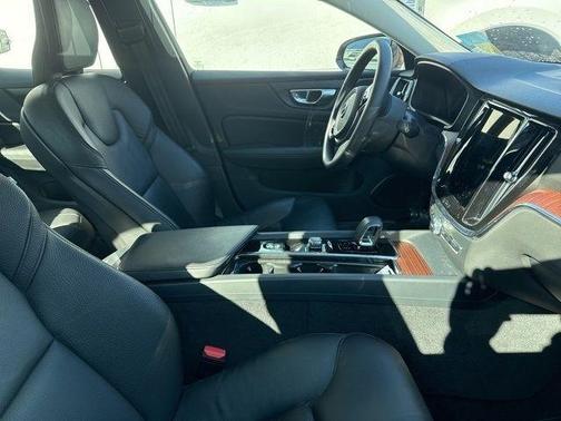 2024 Volvo S60 B5 Plus Dark Theme