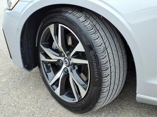 2024 Volvo S60 B5 Plus Dark Theme