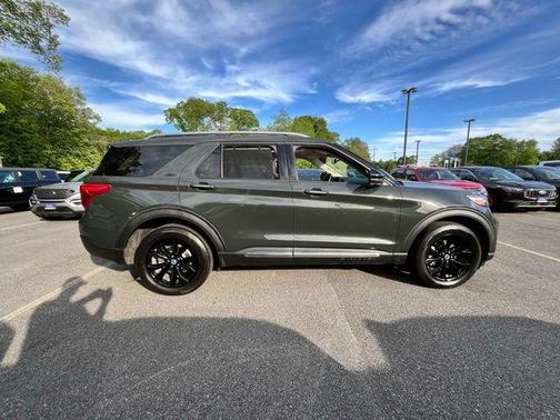 Green Metallic 2022 Ford Explorer Limited