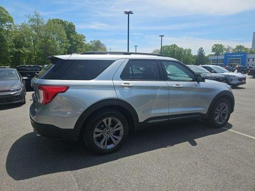 Silver Metallic 2022 Ford Explorer XLT