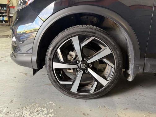 Magnetic Black 2022 Nissan Rogue Sport SL