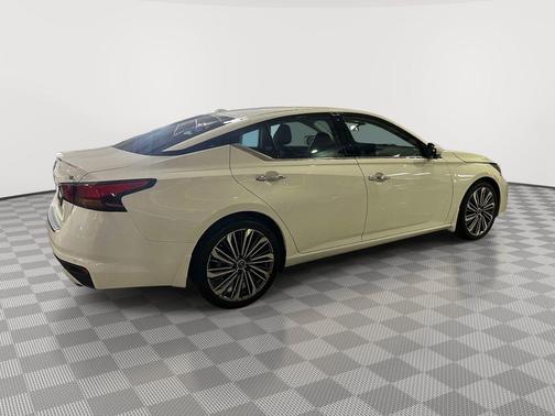 White 2023 Nissan Altima 2.5 SL