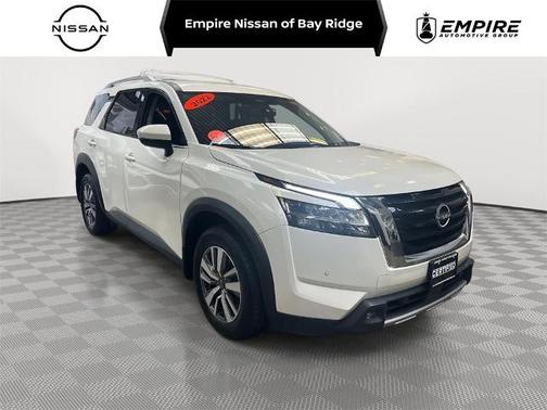 2022 Nissan Pathfinder SL