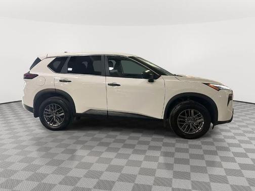 Everest White P 2025 Nissan Rogue S
