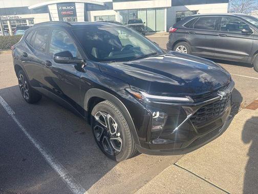 Mosaic Black Metallic 2025 Chevrolet Trax 2RS