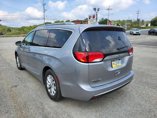 Billet Silver Clearcoat Metallic 2018 Chrysler Pacifica Touring-L