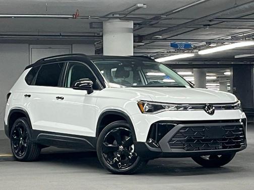 Pure White w/Deep Black Roof 2025 Volkswagen Taos 1.5T SE Black