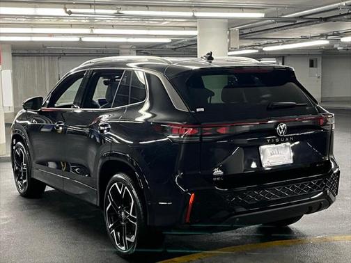 2025 Volkswagen Tiguan 2.0T SEL R-Line 4MOTION