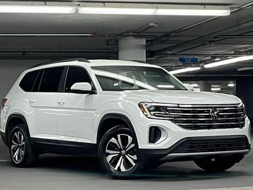 Pure White 2024 Volkswagen Atlas 2.0T SE