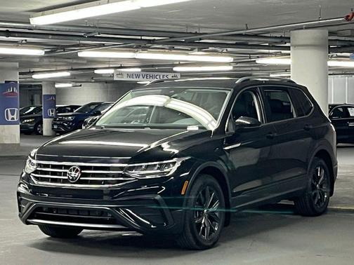 Deep Black 2024 Volkswagen Tiguan 2.0T SE 4MOTION