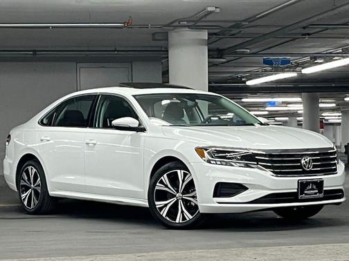 Pure White 2022 Volkswagen Passat 2.0T SE