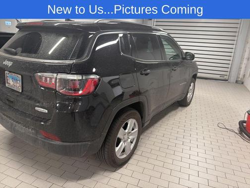 Diamond Black Crystal Pearlcoat 2022 Jeep Compass Latitude